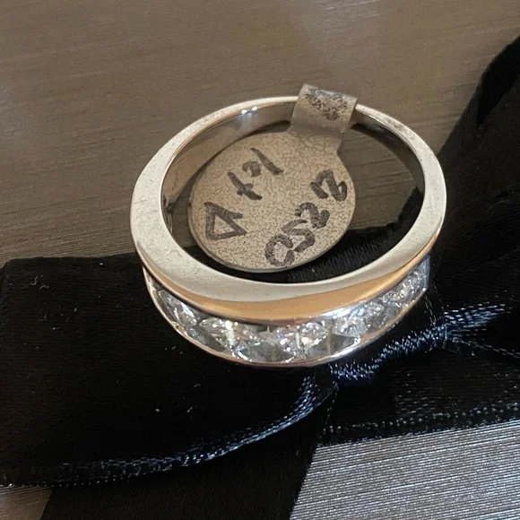 TRIPLE ROW PRINCESS CUT RING WHITE GOLD R050